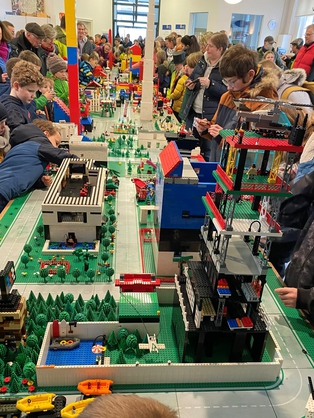 thumb Lego Stadt mit Gästen