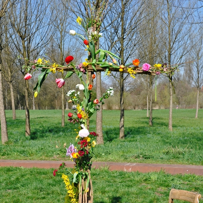 Osterkreuz mit Blumen in Kunstlichtung